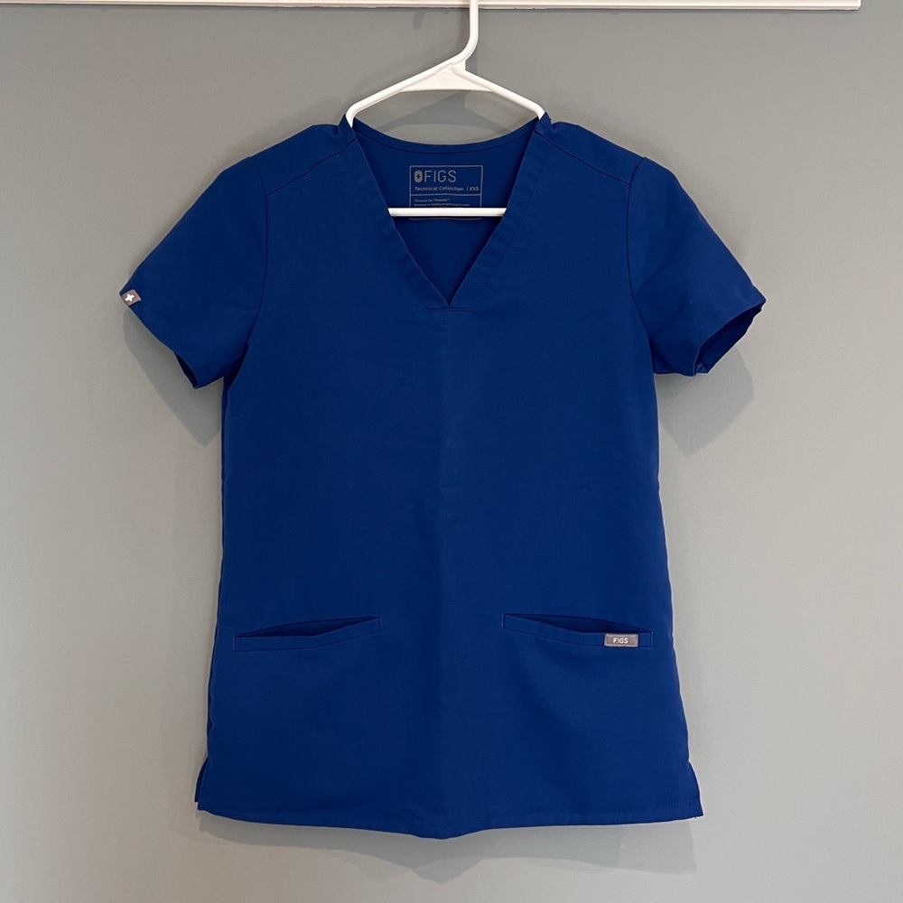 Figs 3 pocket scrub top - like new!